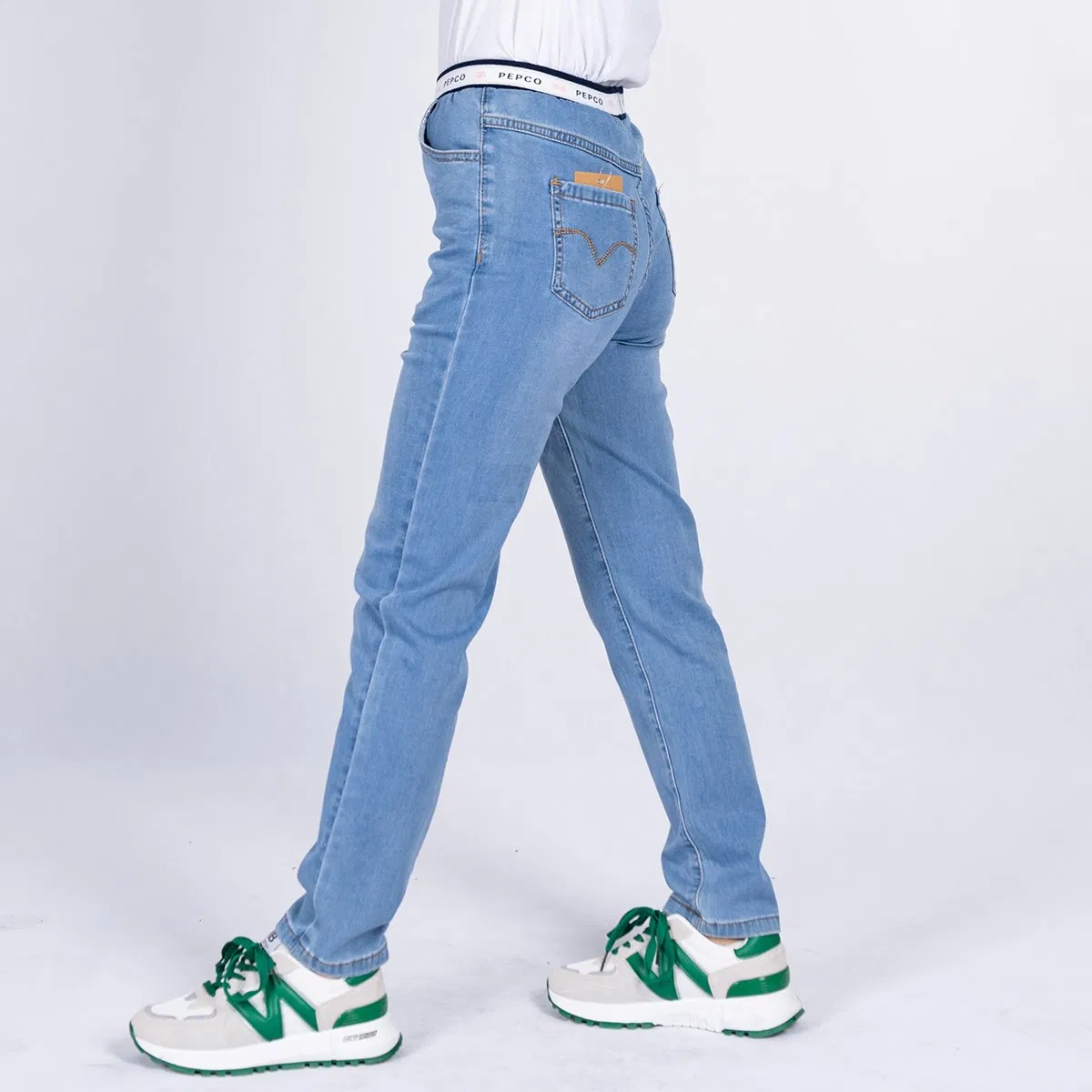 Calças skinny infantis com logo em denim lavado macio e cintura elástica