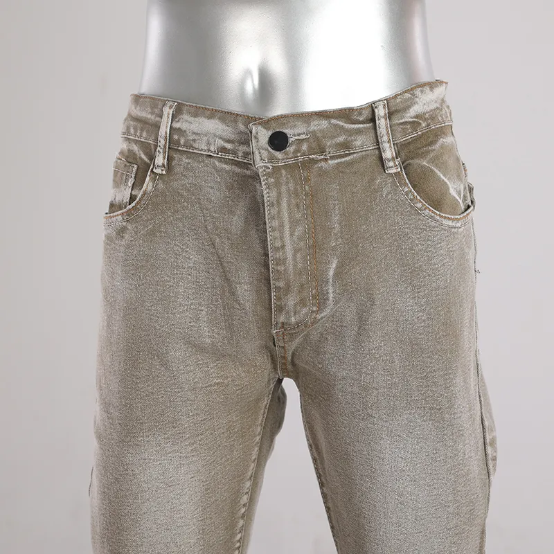 Jeans retos de cinco bolsos em denim marrom de cintura baixa e desbotado para homens