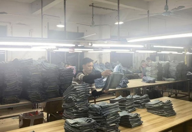 Profissional experiente realizando corte técnico e modelagem detalhada de moldes de jeans