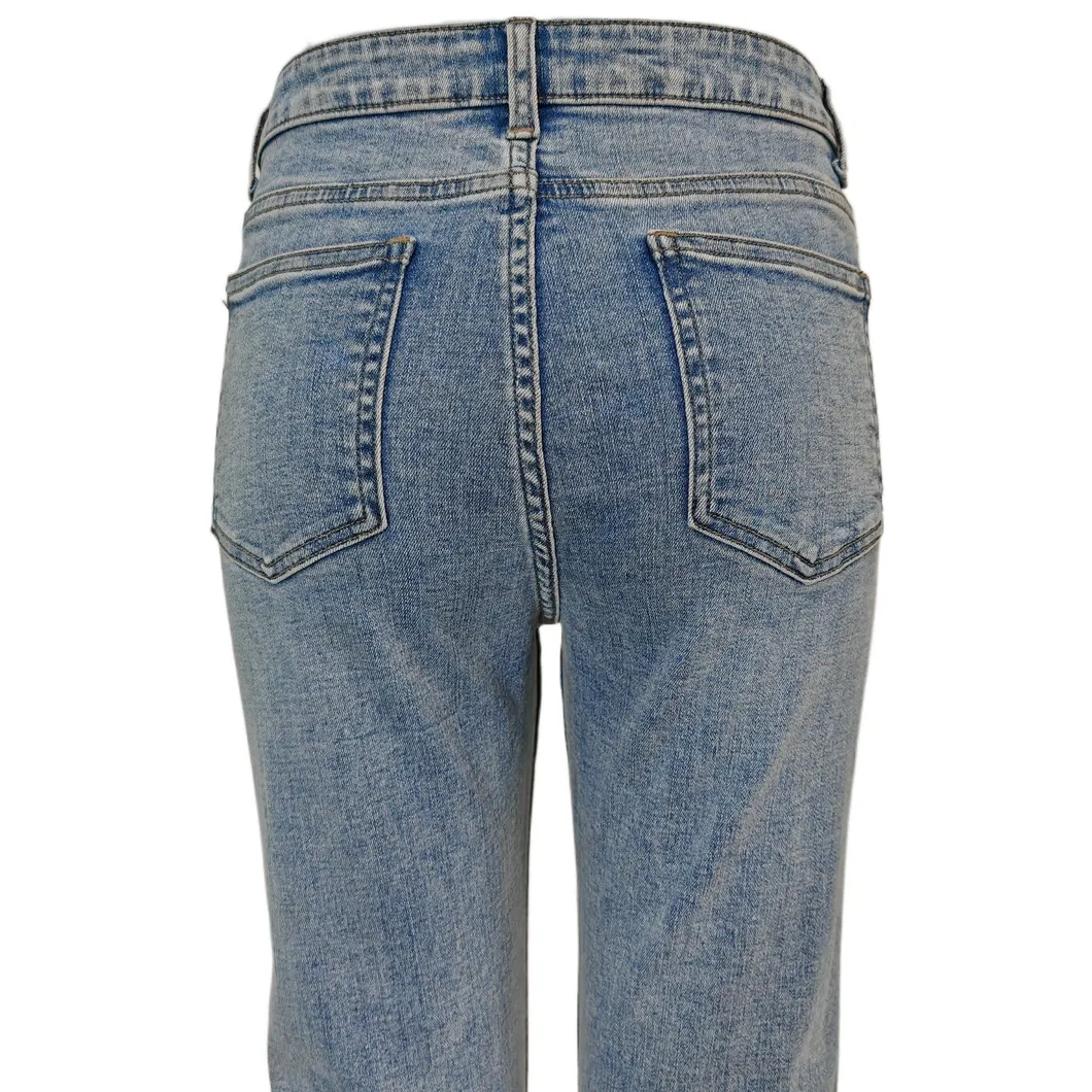 Calças de jeans femininas de lavagem clara, cropped, com fenda lateral e ajuste slim