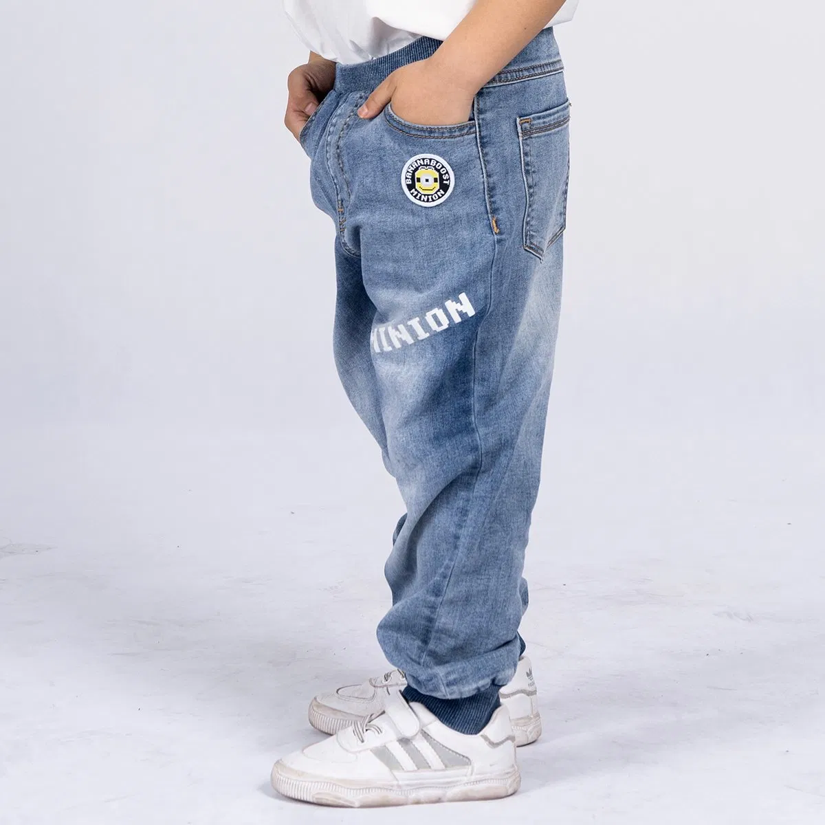 Calças de Denim para Meninos com Logo Azul Personalizado em Lavagem Suave