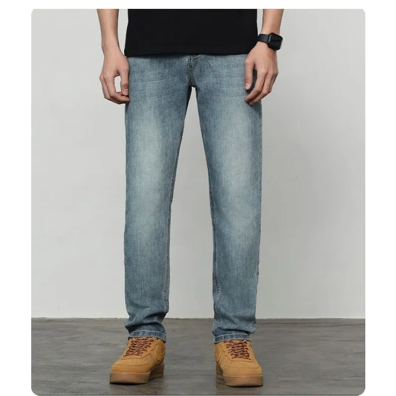 Calças de denim largas para homens com bordado preto, estilo streetwear, com ajuste solto e empilhadas