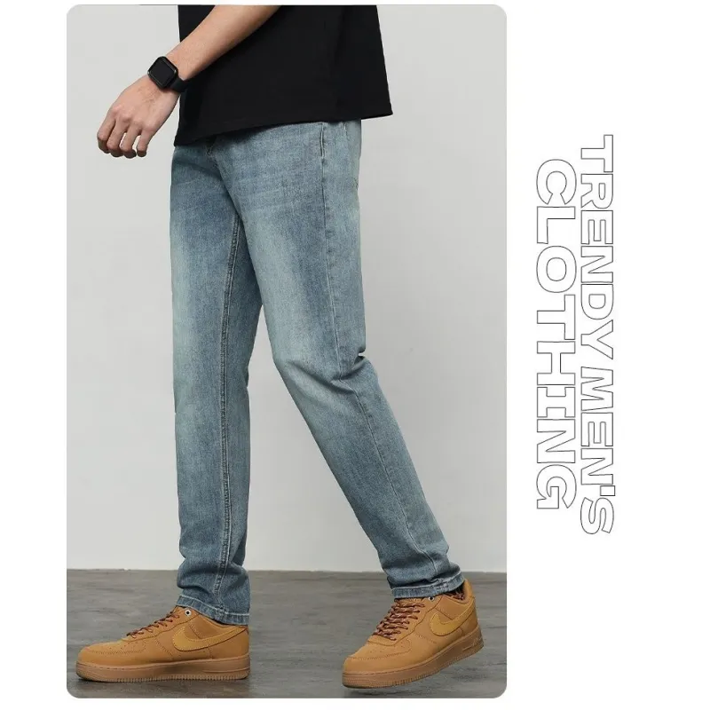 Calças de denim largas para homens com bordado preto, estilo streetwear, com ajuste solto e empilhadas