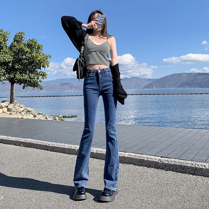 Calças Jeans Micro Flare para Mulheres; S Ajuste Slim, Pernas Longas e Aparência Afinada