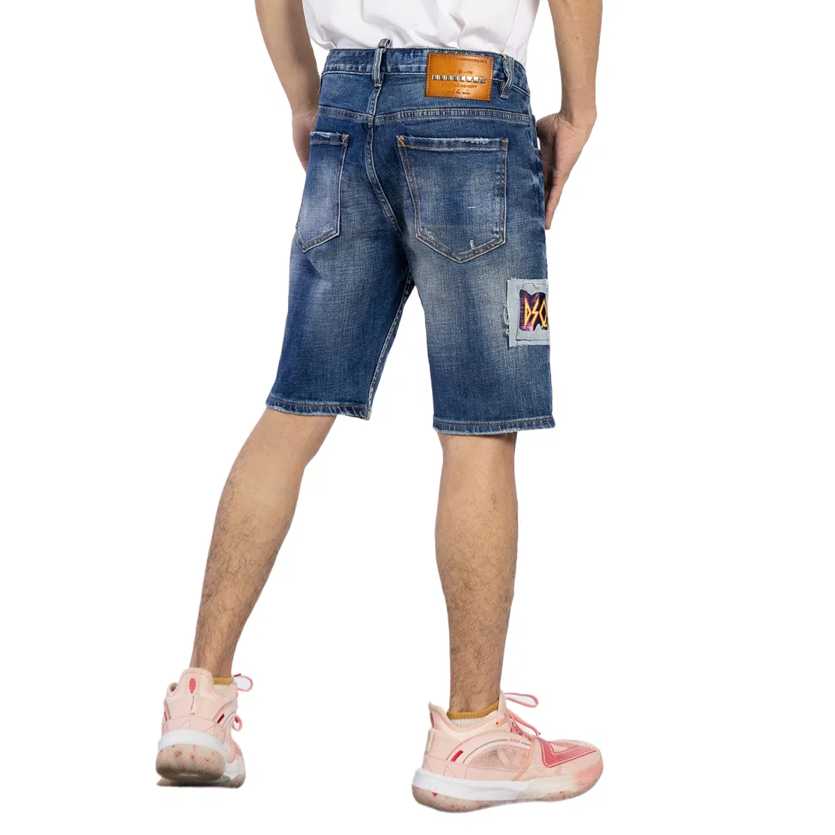 Calças Jeans Curtas Masculinas em Design de Patches em Denim Azul Desgastado