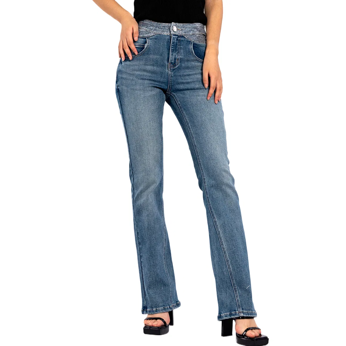 Design de Jeans Bootcut Lavados Azuis com Cintura Alta e Cadeia em Diamante Cruzada para Mulheres