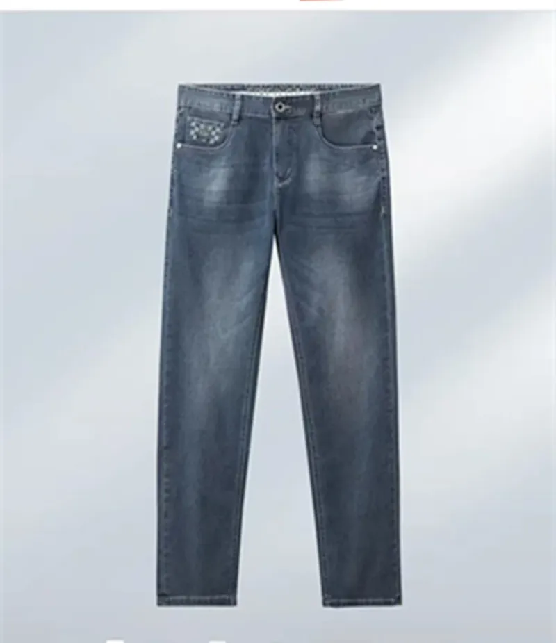 Os jeans masculinos de verão podem ser personalizados de acordo com amostras, incluindo cor, estilo e espessura