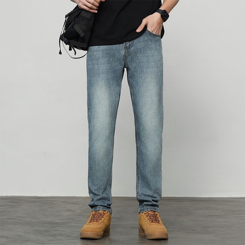 Calças de denim largas para homens com bordado preto, estilo streetwear, com ajuste solto e empilhadas