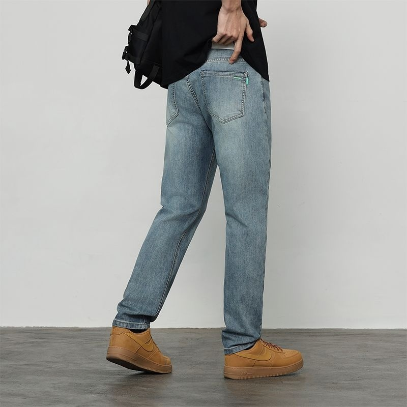 Calças de denim largas para homens com bordado preto, estilo streetwear, com ajuste solto e empilhadas