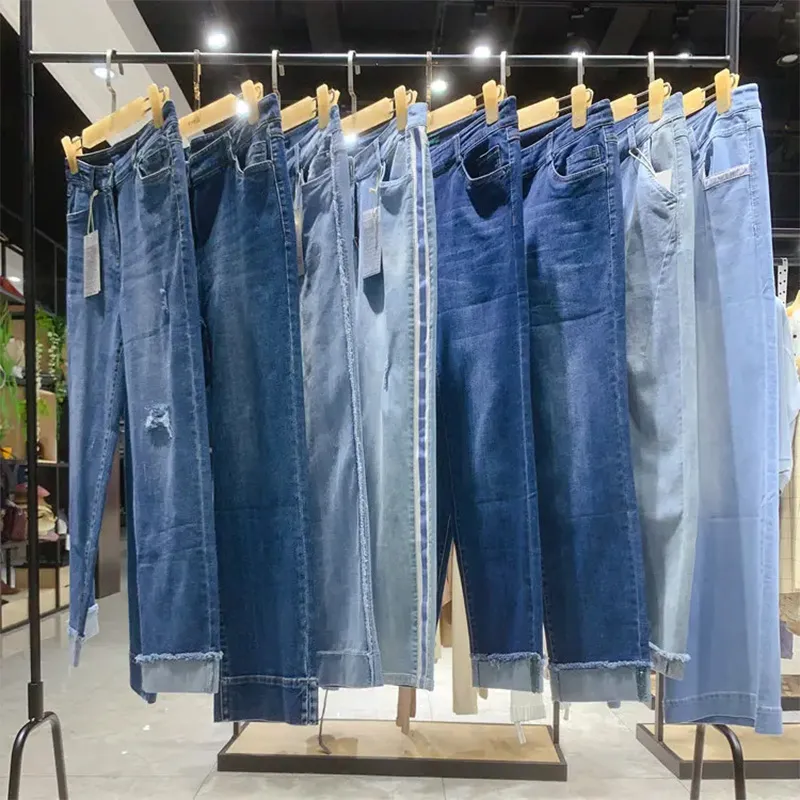 Jeans largos femininos soltos com um corte reto ajustado