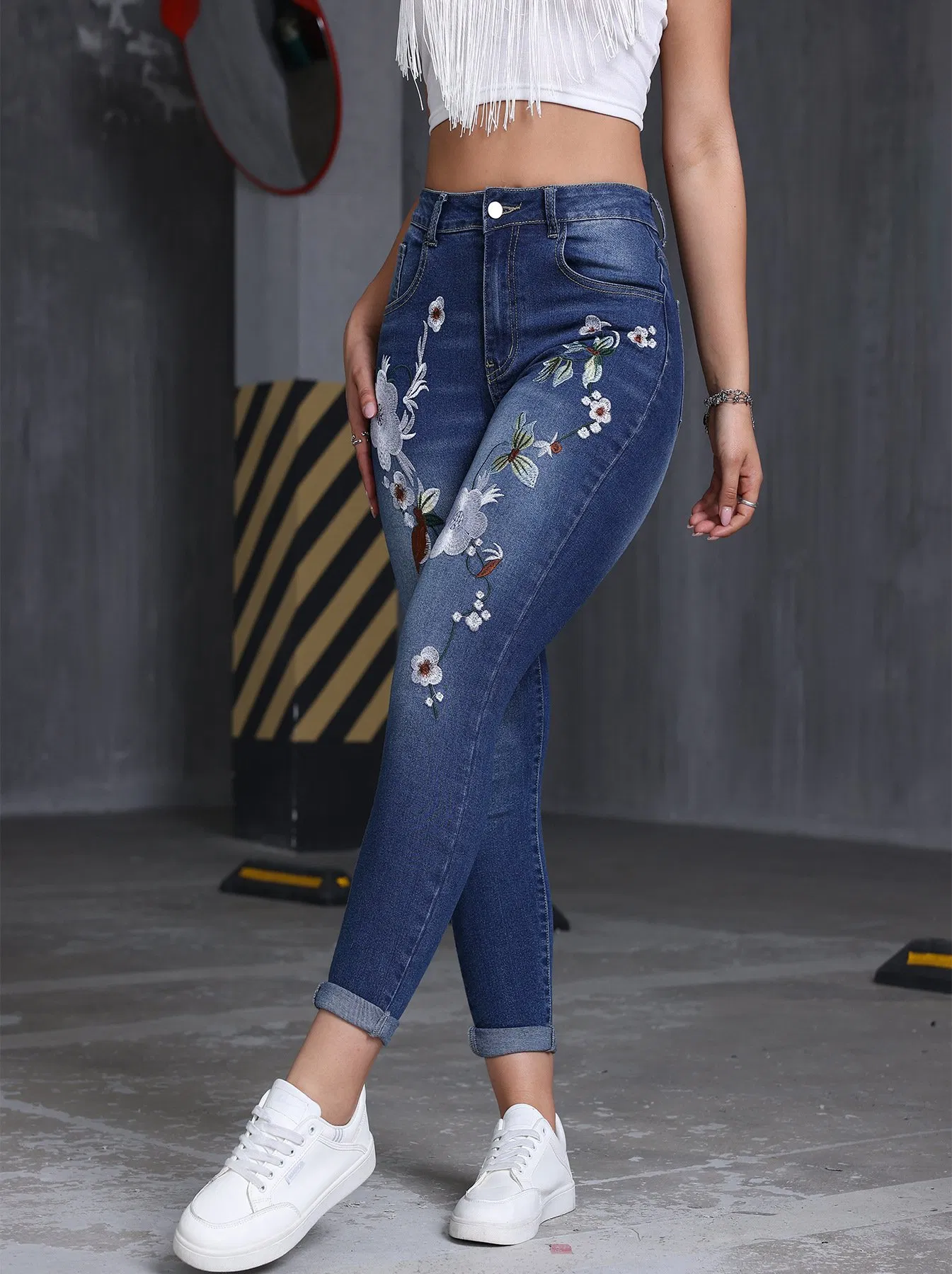 Calças Jeans Femininas Rasgadas Desgastadas em Denim Cinza Lavado Denim Sustentável Cinco Bolsos para Importadores de Vestuário Marca Privada Calças Jeans