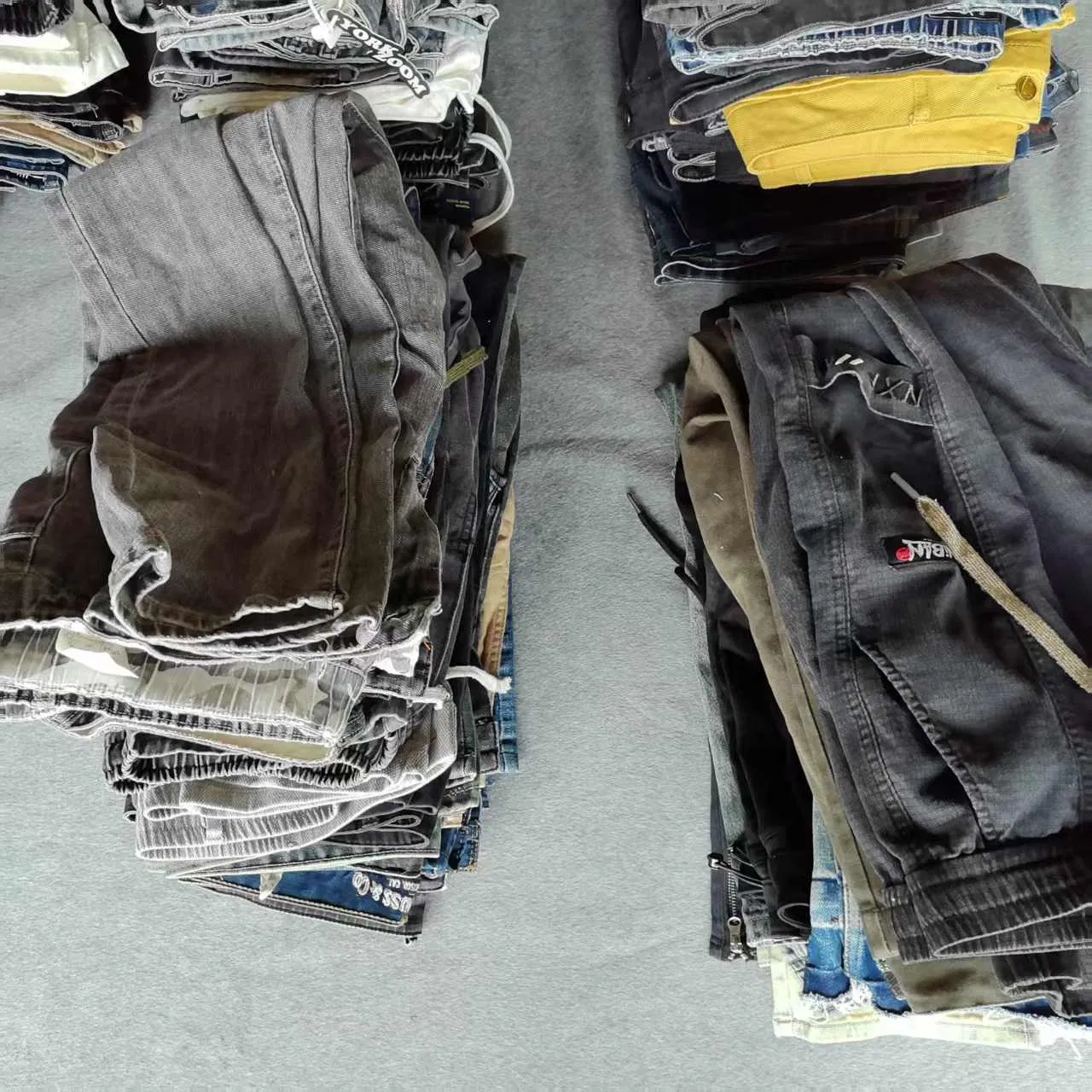 Jeans masculinos de segunda mão duráveis e acessíveis para revenda