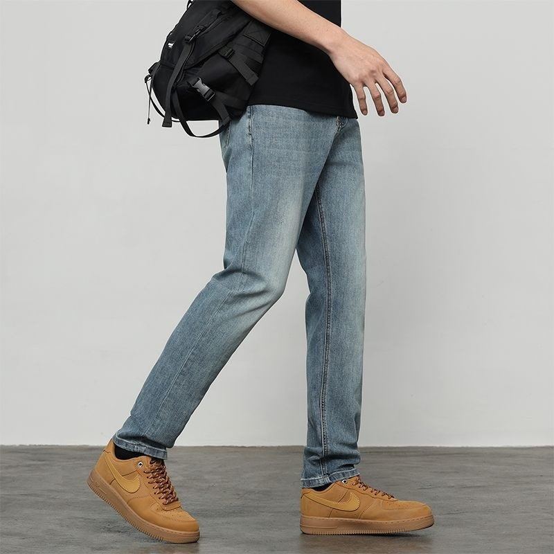 Calças de denim largas para homens com bordado preto, estilo streetwear, com ajuste solto e empilhadas