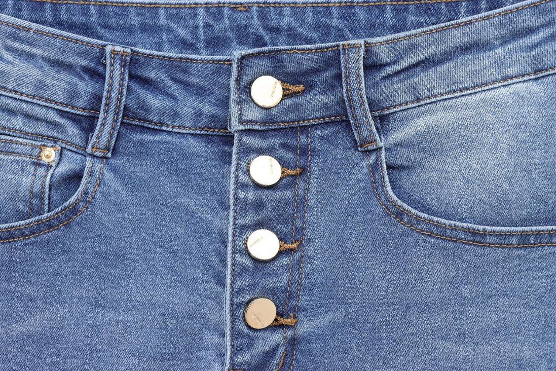 Jeans flare de cintura alta personalizados e estilosos com leve elasticidade