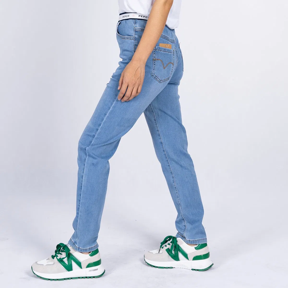 Calças skinny infantis com logo em denim lavado macio e cintura elástica