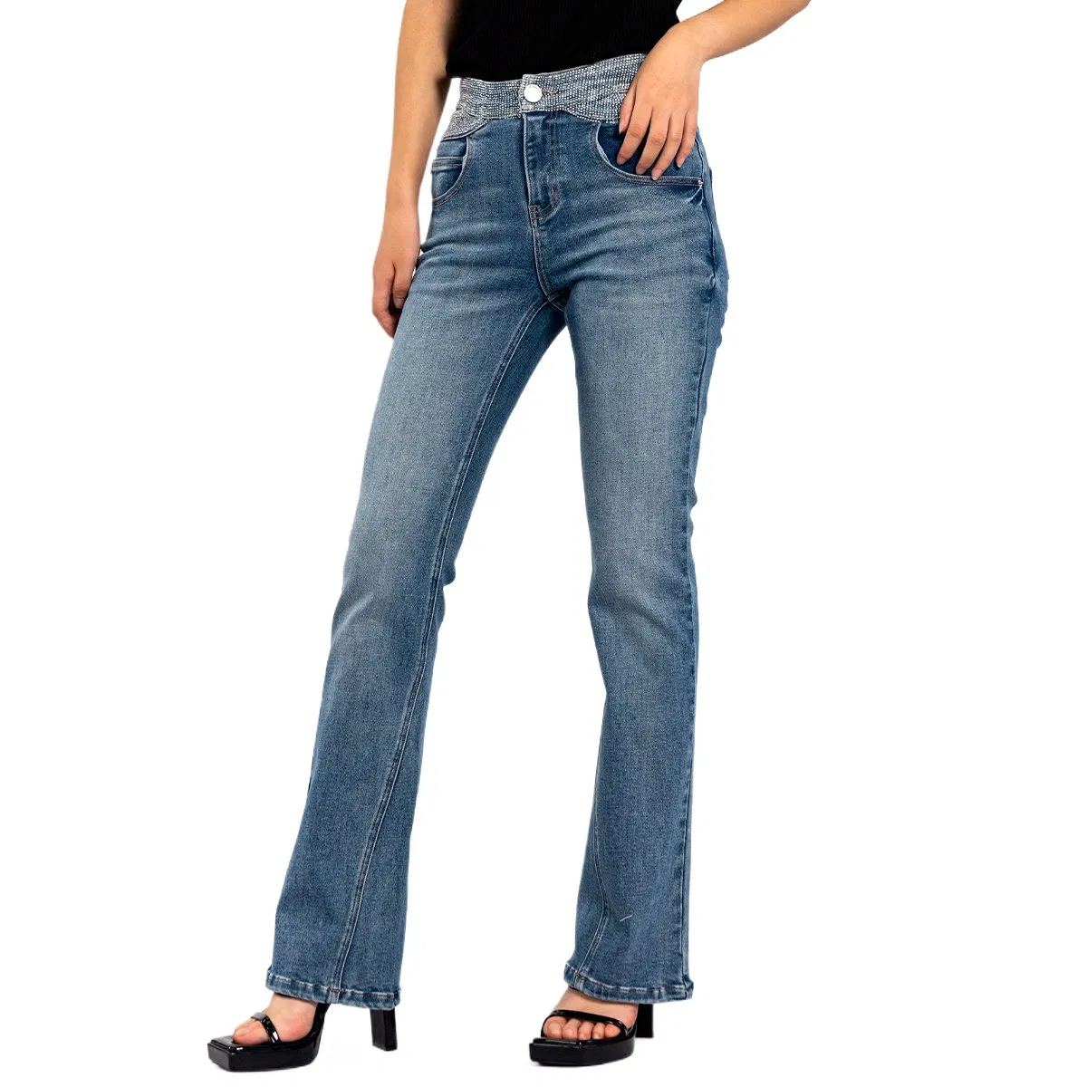 Design de Jeans Bootcut Lavados Azuis com Cintura Alta e Cadeia em Diamante Cruzada para Mulheres