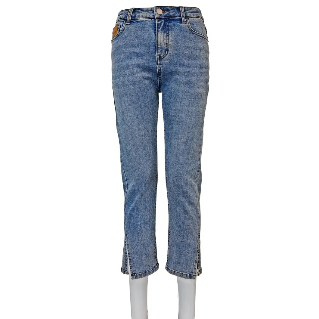 Calças de jeans femininas de lavagem clara, cropped, com fenda lateral e ajuste slim