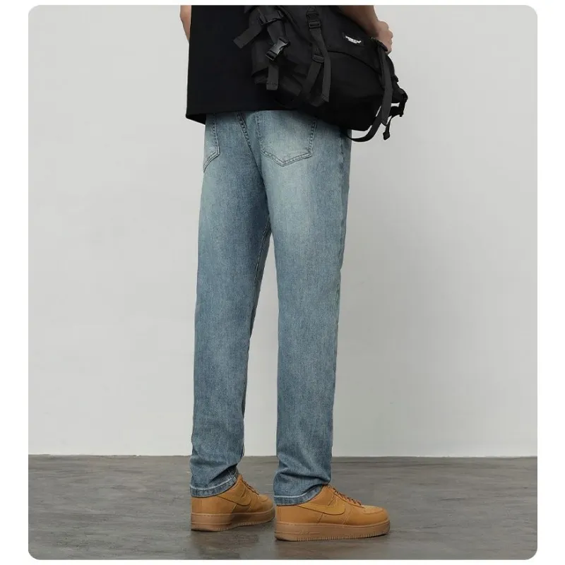 Calças de denim largas para homens com bordado preto, estilo streetwear, com ajuste solto e empilhadas