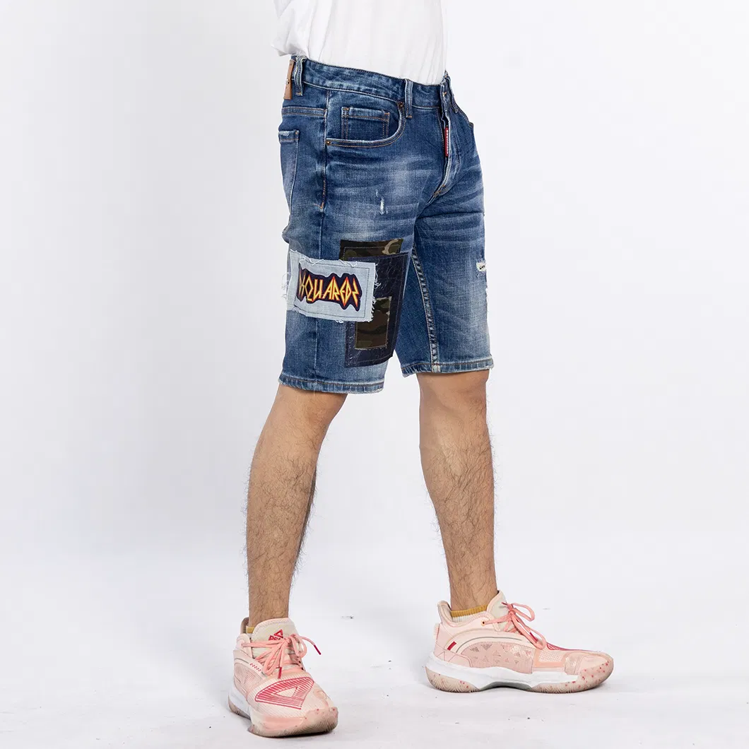 Calças Jeans Curtas Masculinas em Design de Patches em Denim Azul Desgastado