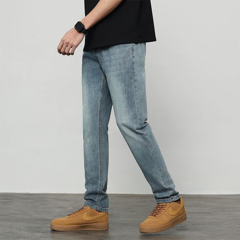 Calças de denim largas para homens com bordado preto, estilo streetwear, com ajuste solto e empilhadas