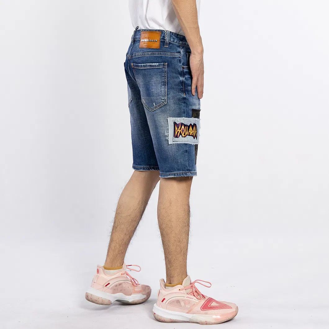Calças Jeans Curtas Masculinas em Design de Patches em Denim Azul Desgastado