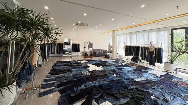 Equipamentos industriais de ponta na linha de fabricação de jeans da Raffle Clothing
