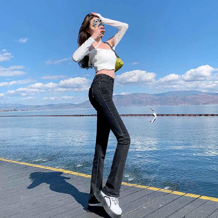 Calças Jeans Micro Flare para Mulheres; S Ajuste Slim, Pernas Longas e Aparência Afinada