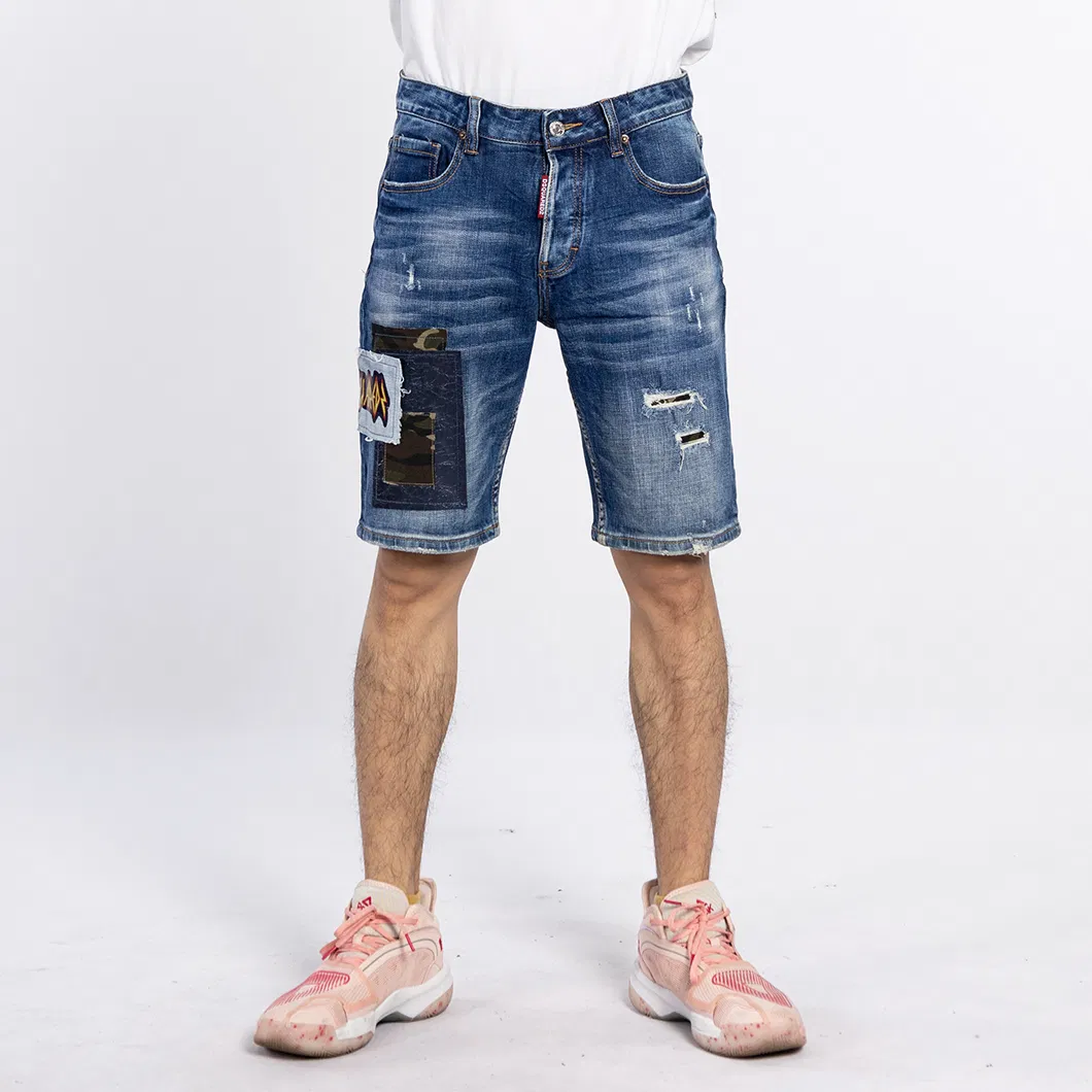 Calças Jeans Curtas Masculinas em Design de Patches em Denim Azul Desgastado