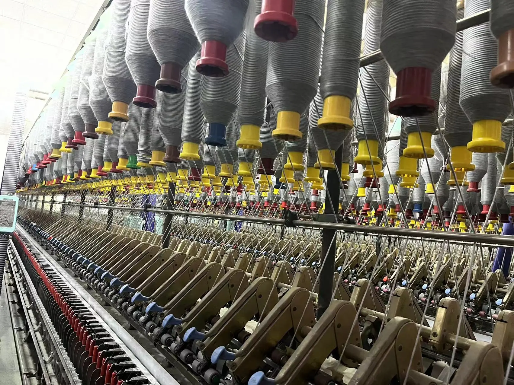 Custom Design Colorful 100% Polyester Yarn Spun Polyester Yarn Price