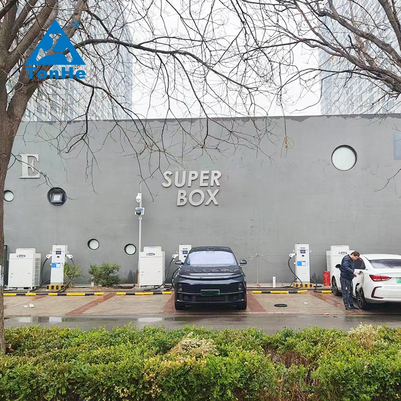شاشة إعلان شاحن سريع للسيارات الكهربائية للاستخدام التجاري 60kw حل محطة شحن السيارات الكهربائية