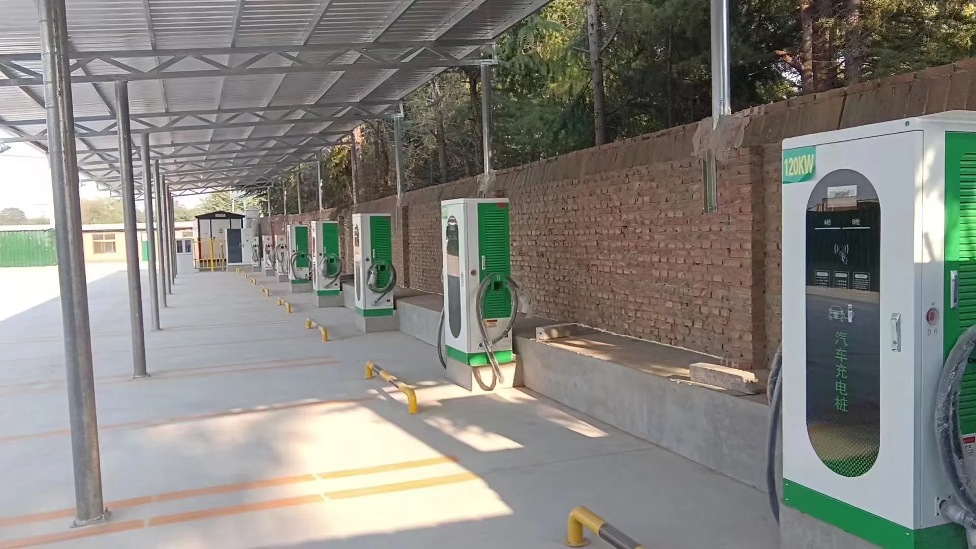CCS1 CCS2 معيار GB/T الشحن الفعال 120kw محطة شحن إبداعية لشاحن الحافلات الكهربائية بيد