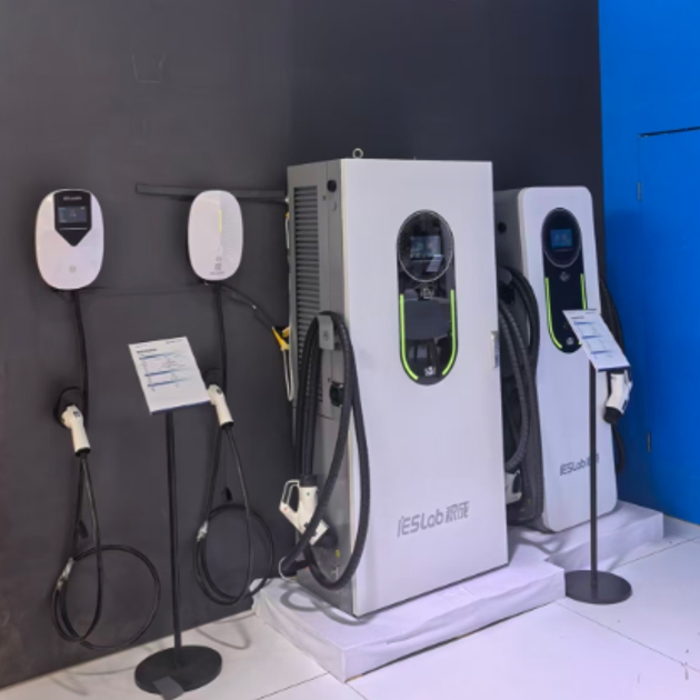 معيار تجاري للاتحاد الأوروبي 60kw-180kw CCS2 شاحن سريع للسيارات الكهربائية ببطارية تيار مستمر
