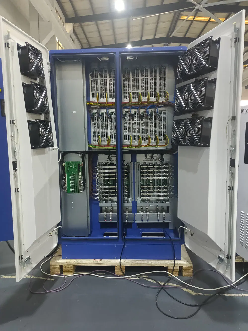 شاحن سريع للسيارات الكهربائية من نوع تقسيم الطاقة العالية 360kw 480kw 640kw محطة شحن سريع للسيارات الكهربائية