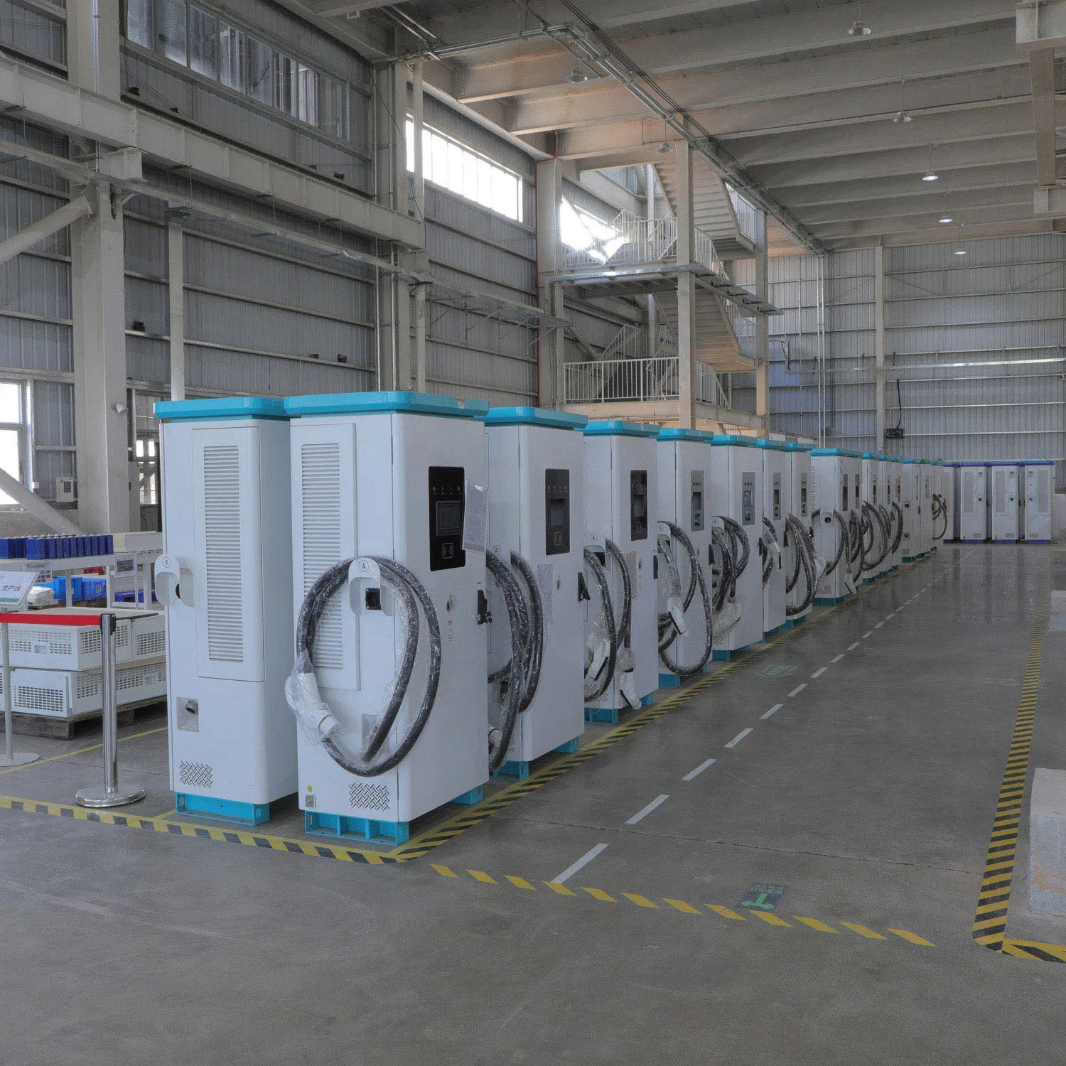 محطة شحن سريع للسيارات الكهربائية 60kw /120kw/180kw CCS2+Gbt
