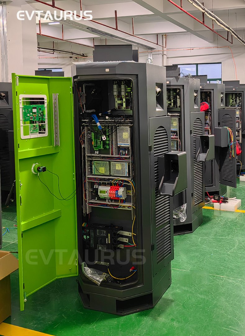 محطة شحن سيارات كهربائية تجارية جديدة للطاقة DC 120kw 160kw 180kw CCS2 Gbt Nacs IP54 مع مواقف سيارات عامة