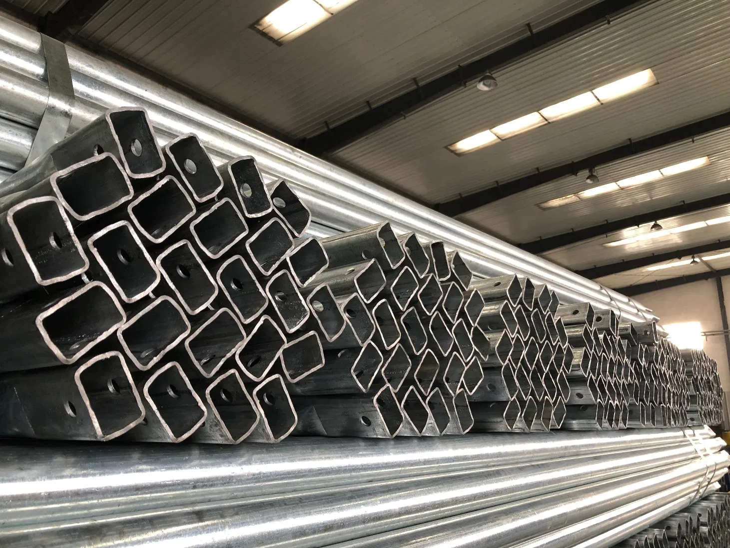 China Product Galvanized Steel Pipe/Coating Zinc/Hot DIP Galvanize Gi Pipe Made in China for Conduit Pipe, Oil Pipeline