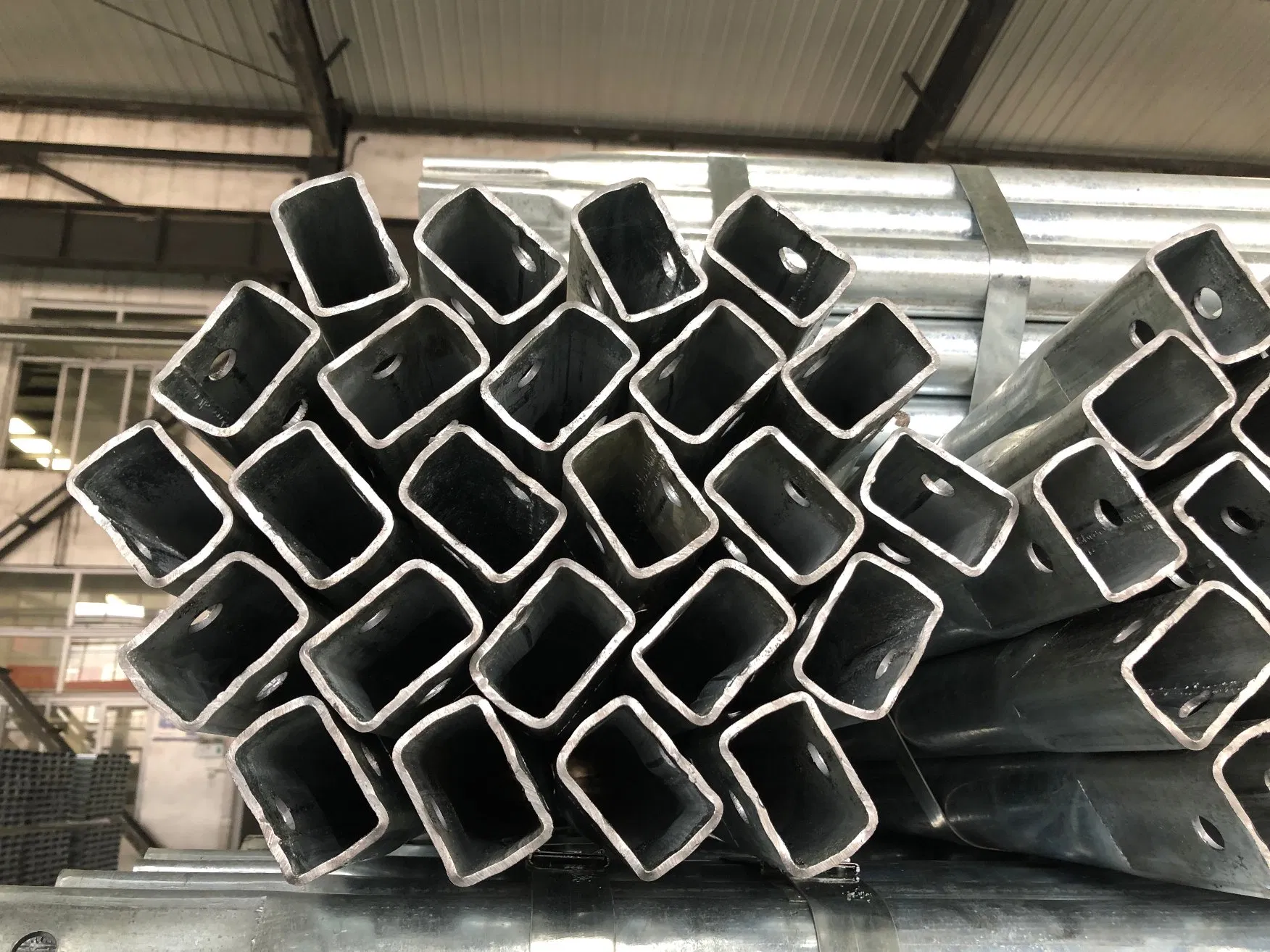 China Product Galvanized Steel Pipe/Coating Zinc/Hot DIP Galvanize Gi Pipe Made in China for Conduit Pipe, Oil Pipeline