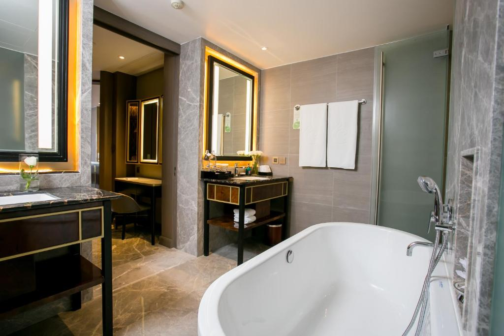 China Contract Furniture Manufacturer Custom Luxury King Size Leather Bed Bedroom Set Hotel Furniture