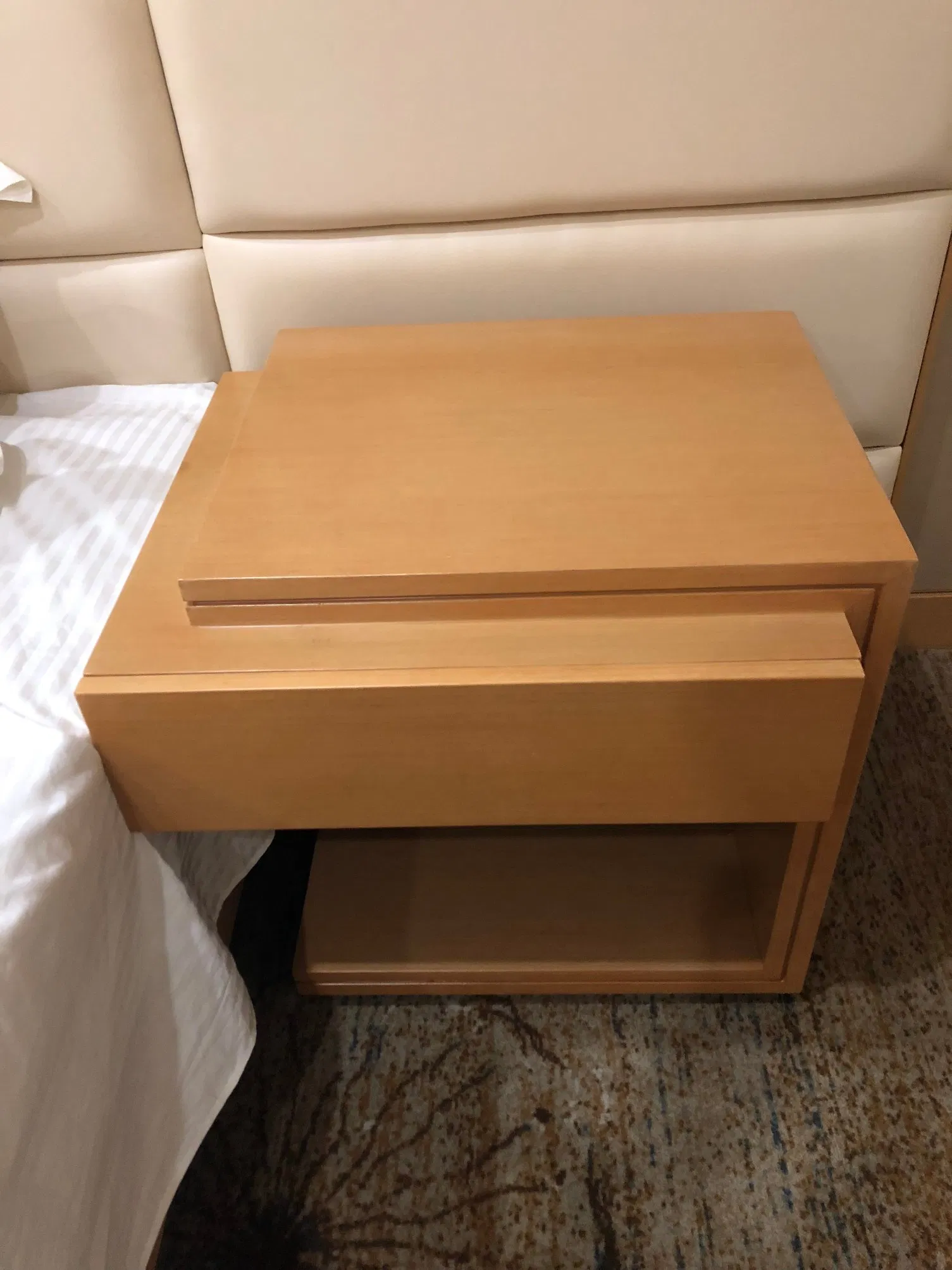 Custom Made Contemporary Wooden King Size Hotel Bedroom Sets for Hospitality Contract Furniture (HBB-0166)