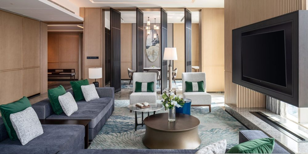 Modern Custom Sleep Hotel Contract Furniture Solid Wood Extra Large Double Bed