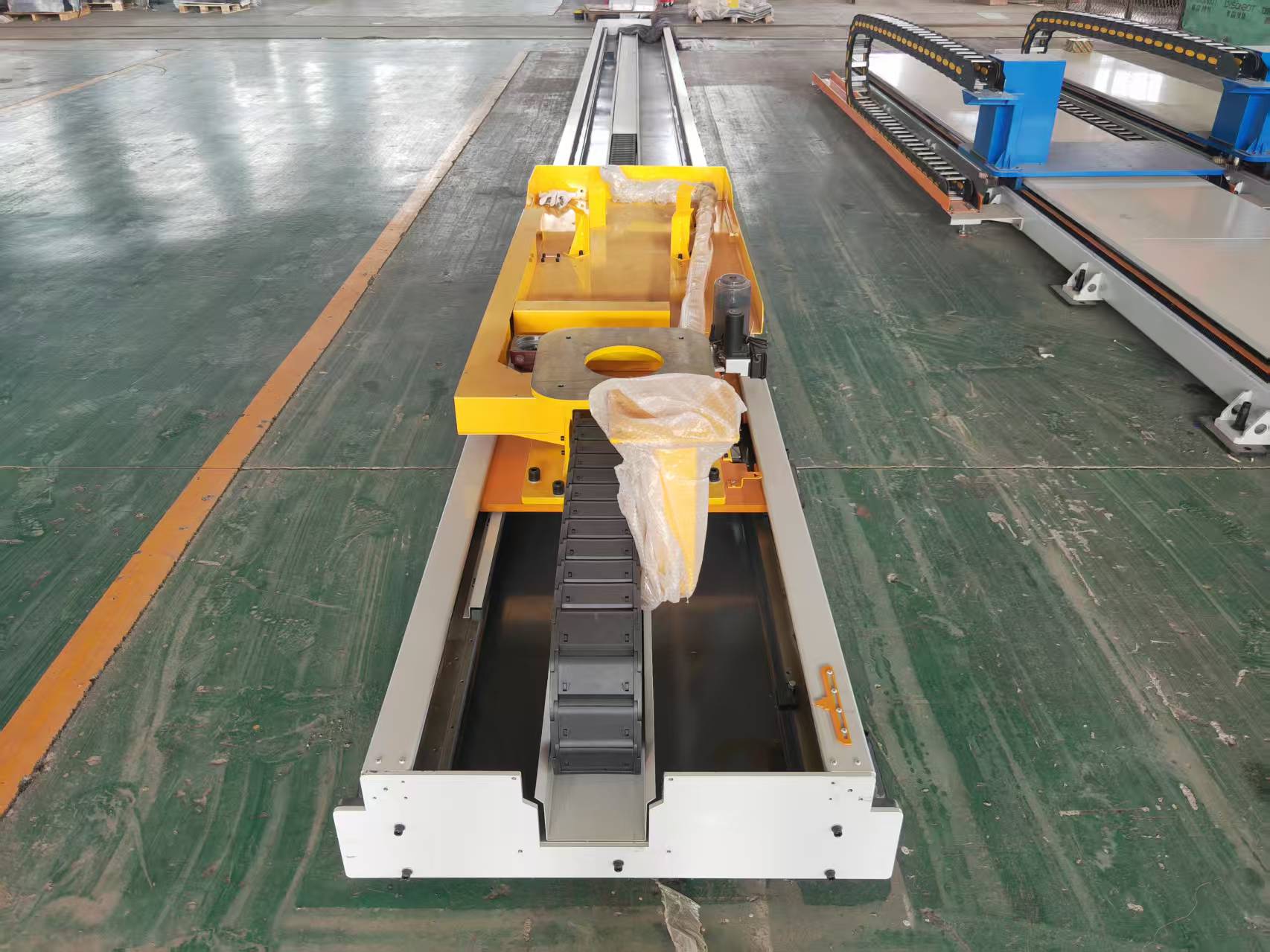 High Productivity Industrial Column Robot Safe Output Linear Semi Enclosed Ground Track Welding Robot Track 2 kW 1500kg