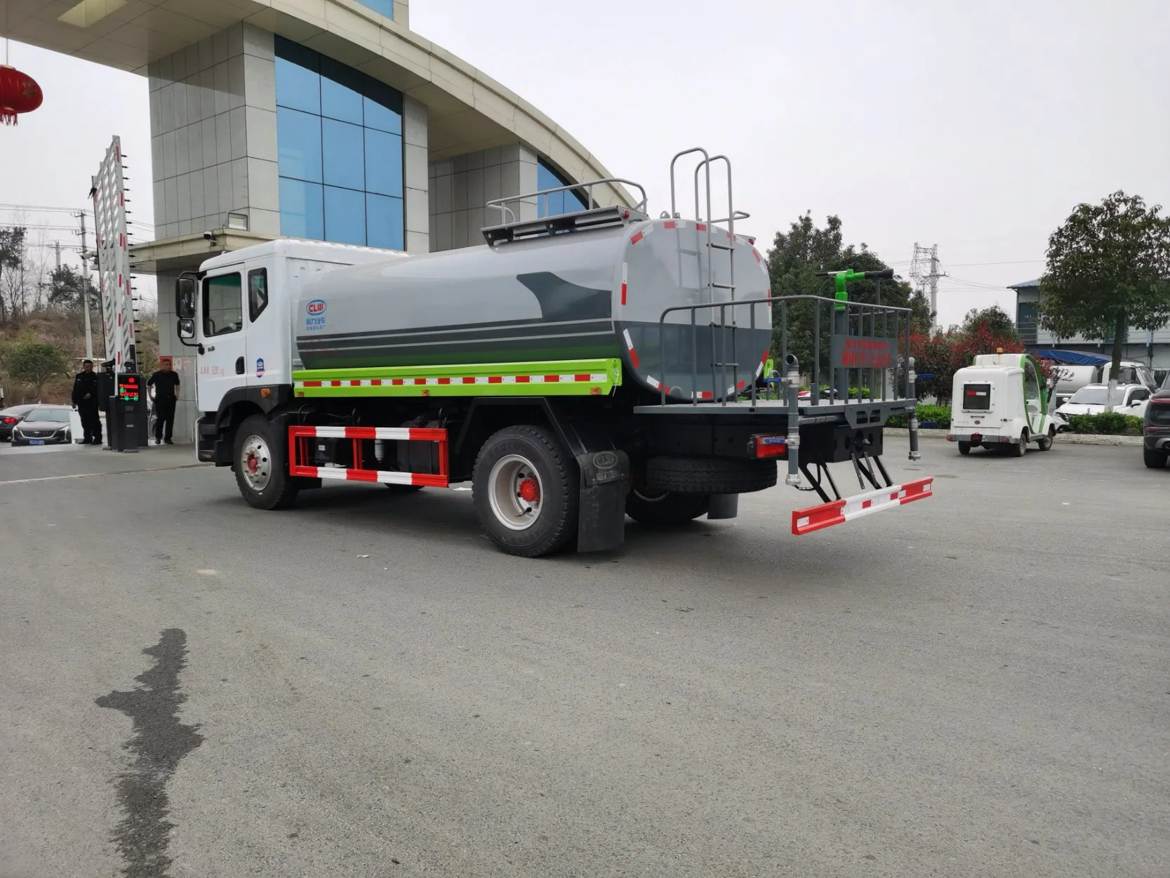 Superior 12t Dongfeng D9 Water Truck Left - Hand Drive Stock15. Practical 12t Dongfeng D9