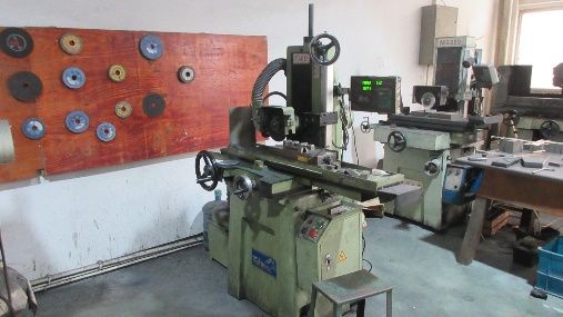 Industrial lathe machine for precision component manufacturing