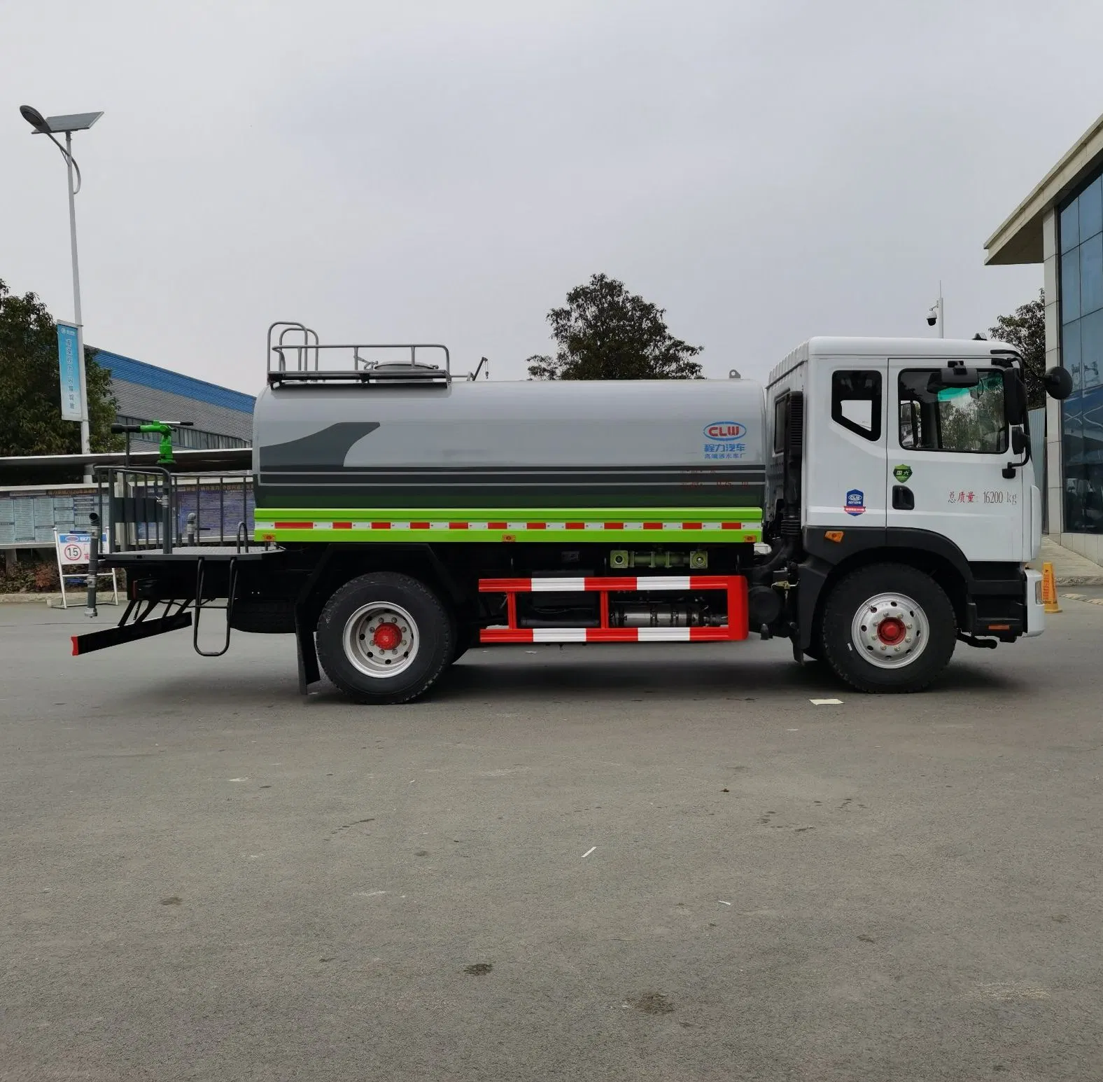 Superior 12t Dongfeng D9 Water Truck Left - Hand Drive Stock15. Practical 12t Dongfeng D9