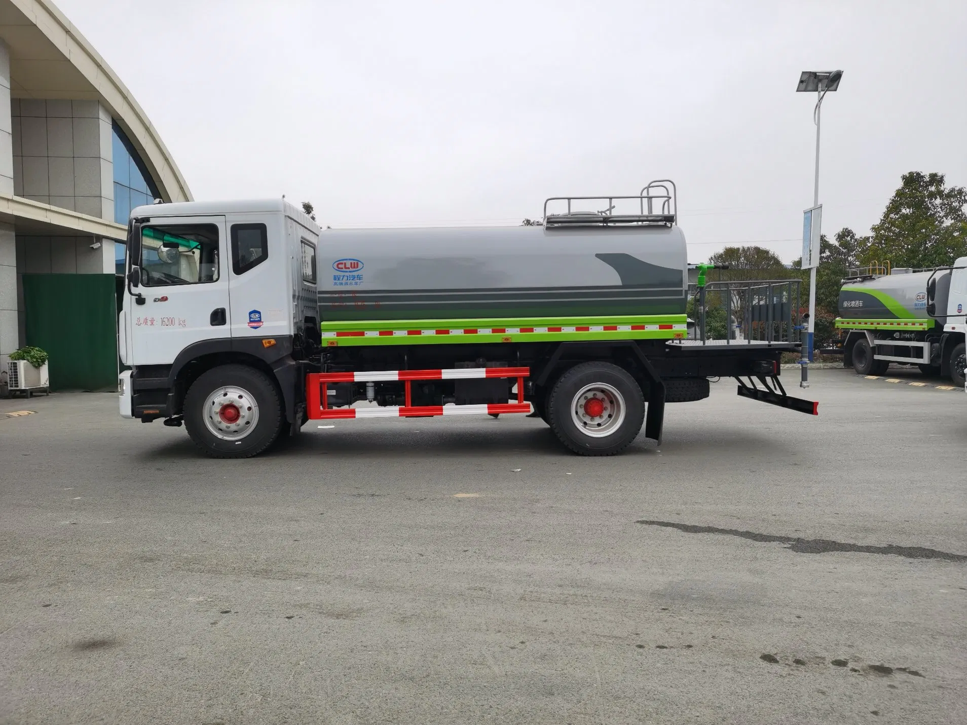 Superior 12t Dongfeng D9 Water Truck Left - Hand Drive Stock15. Practical 12t Dongfeng D9