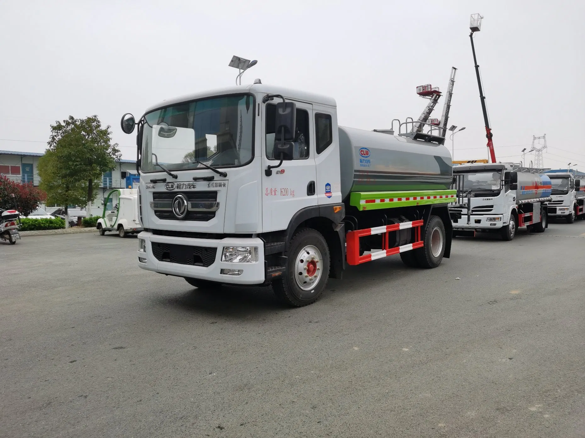 Superior 12t Dongfeng D9 Water Truck Left - Hand Drive Stock15. Practical 12t Dongfeng D9