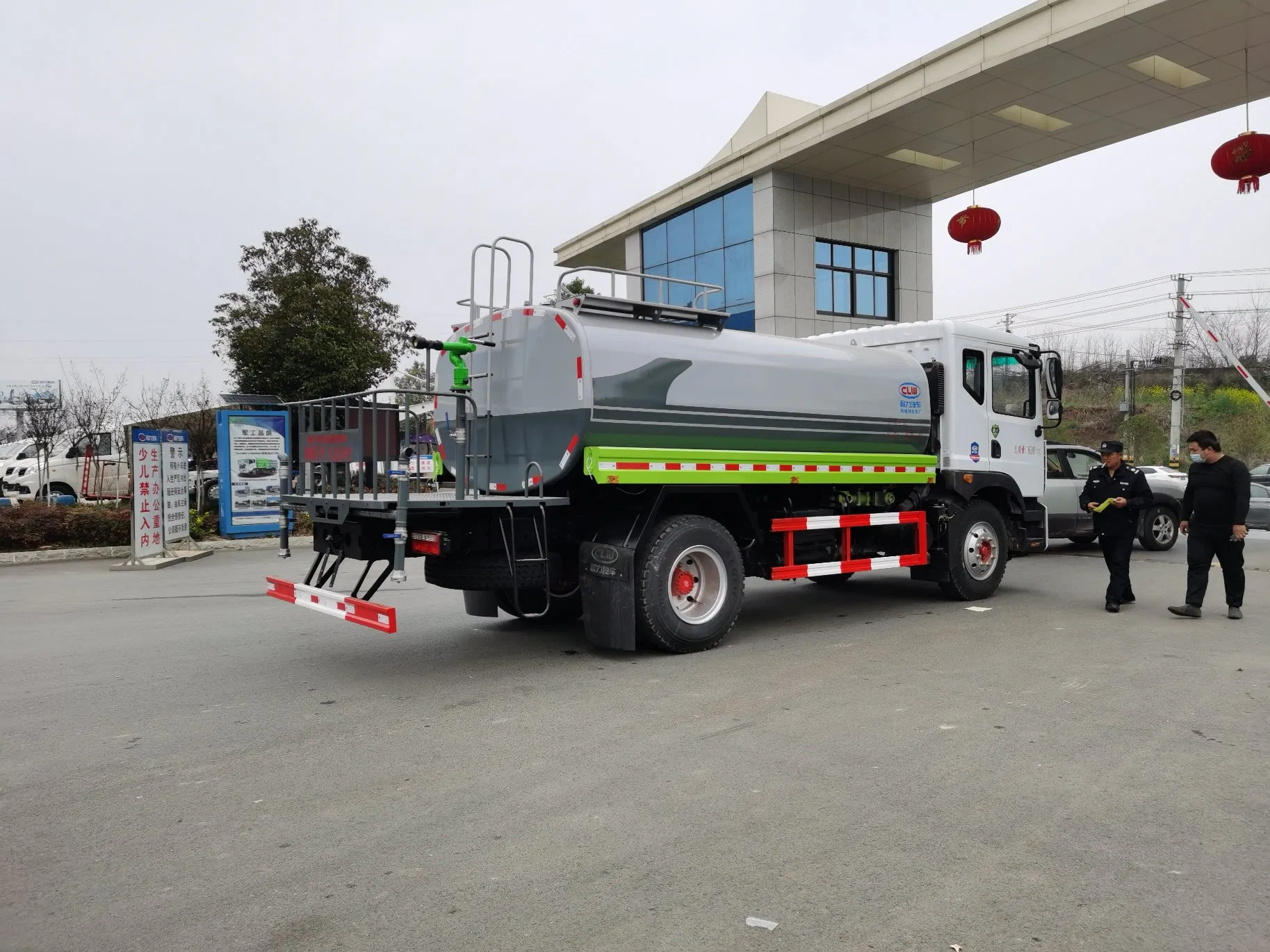 Superior 12t Dongfeng D9 Water Truck Left - Hand Drive Stock15. Practical 12t Dongfeng D9