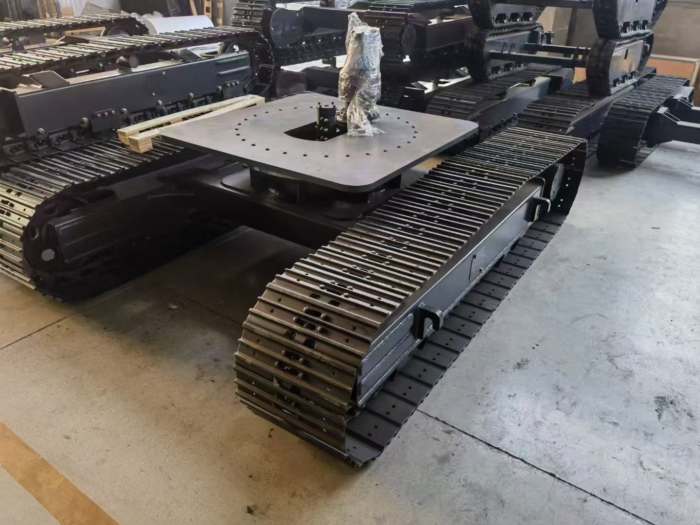 Customized Heavy-duty Tracked Robot Chassis Track System Suitable for Engineering Machinery Tracking Platform