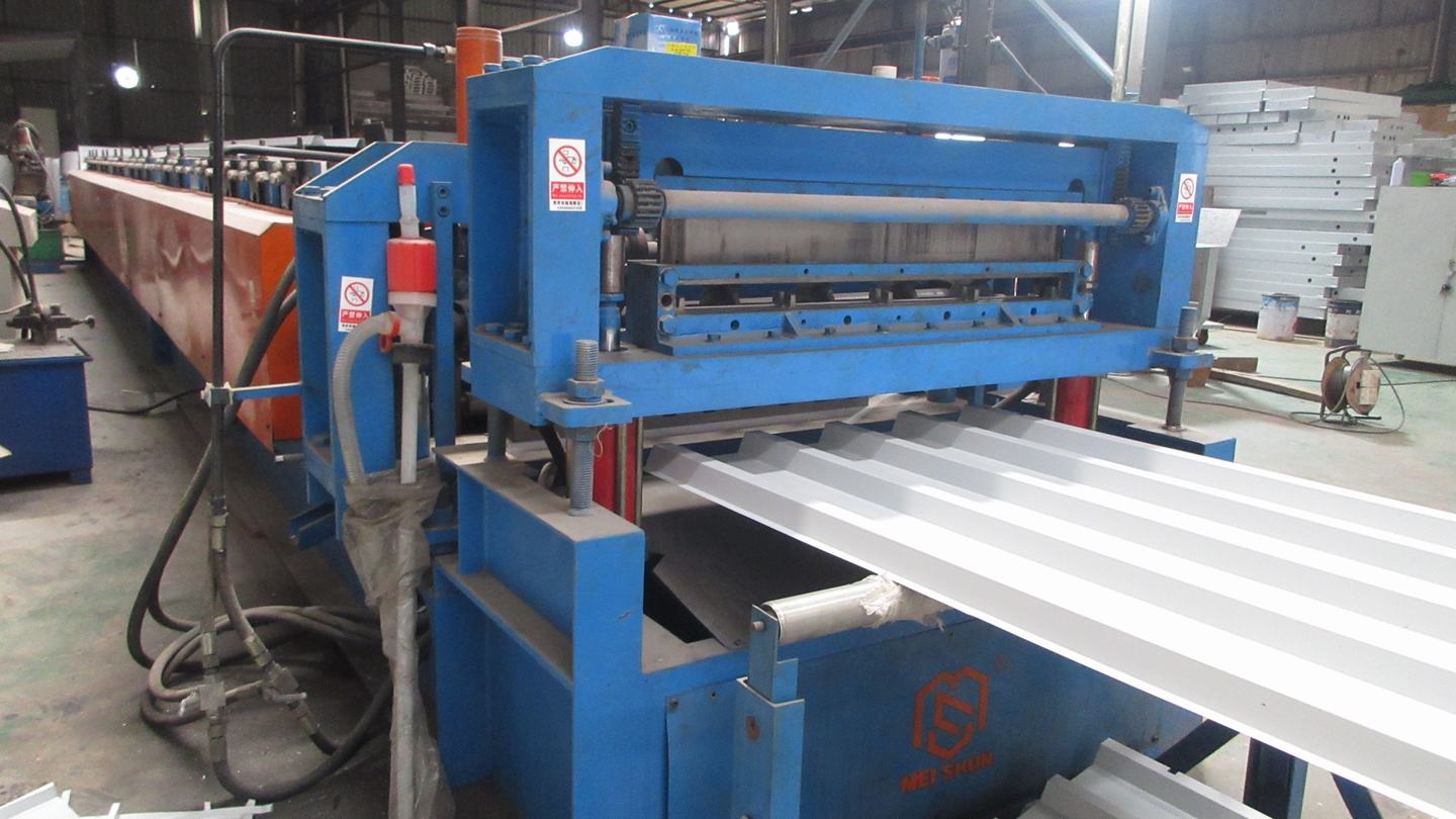 Roof corrugating machine for metal roofing sheet production