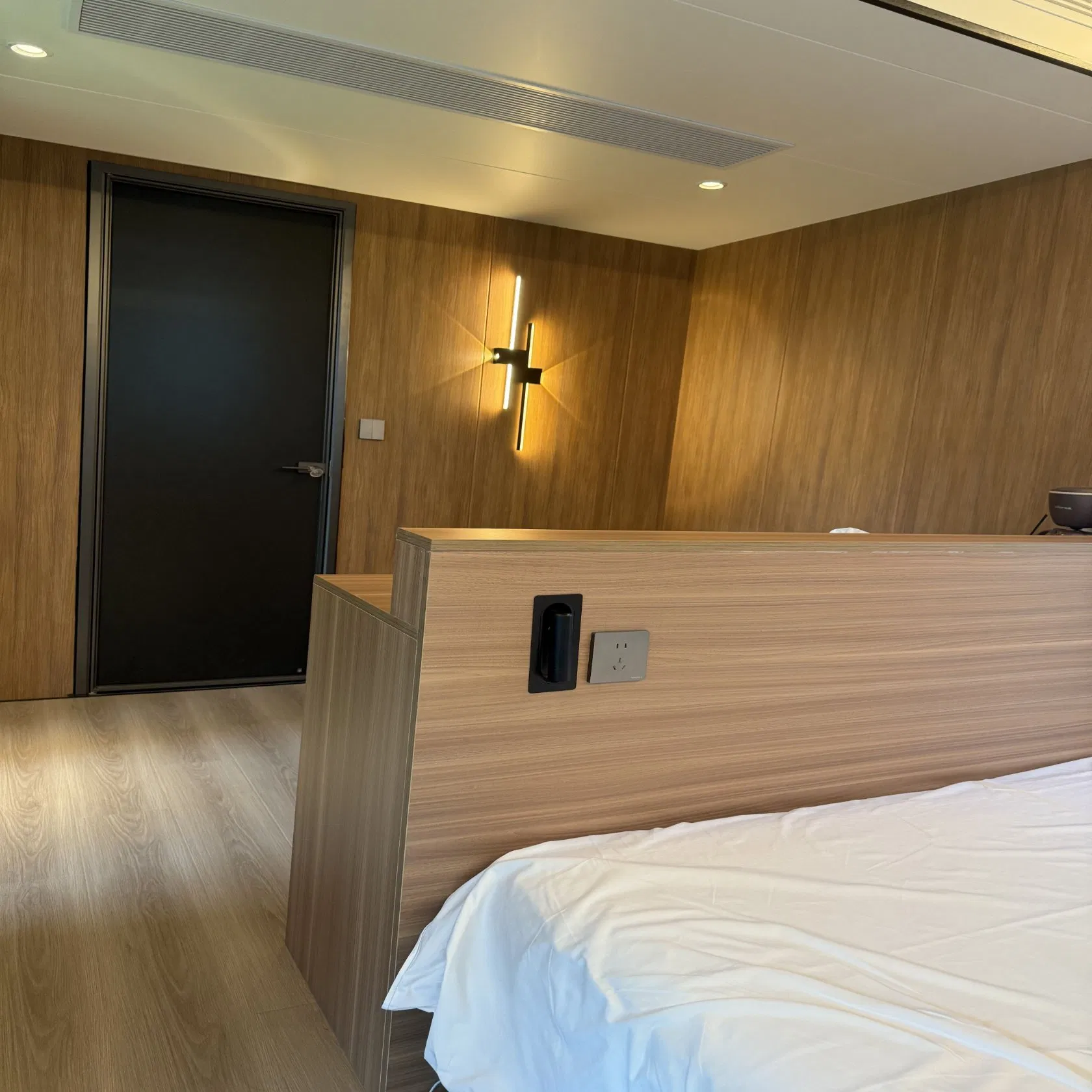 Luxury Prefabricated Aluminum Structure New Commercial Space Capsule Mobile Waterproof Tiny House